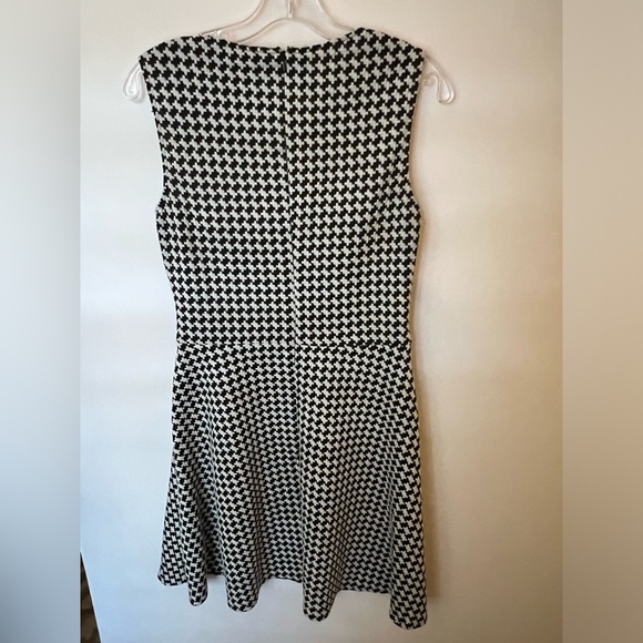 CHAPS BLACK AND WHITE DESIGNS DRESS . REALLY CUTE DRESS. - Picture 3 of 4